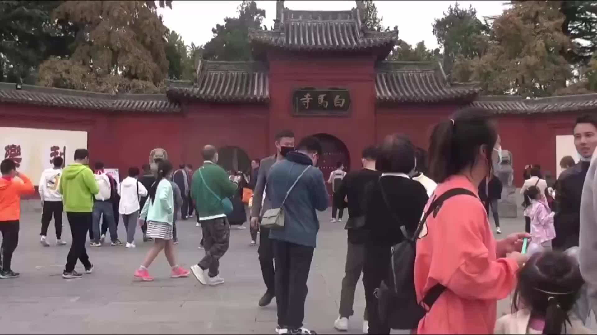 洛阳白马寺汉代塔尖被游客“盘”成寿桃