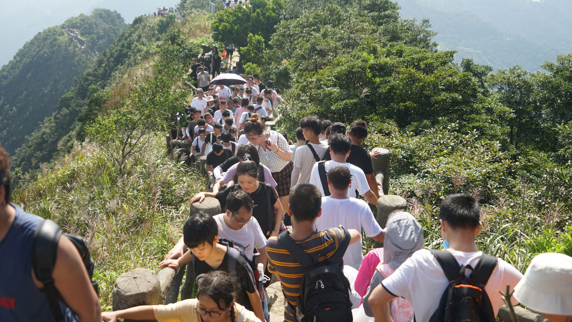 国庆假日梧桐山风景区秩序井然，未见拥挤