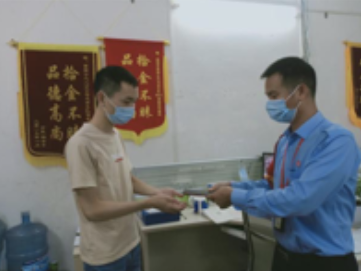 深圳公交驾驶员拾金不昧   失主专门寄来锦旗致谢