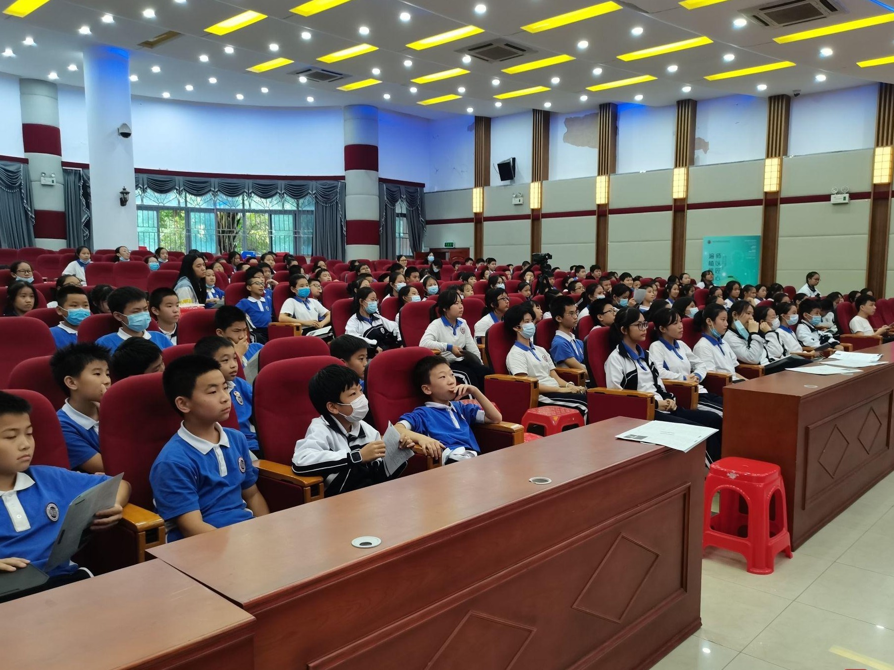连接传统与未来，名师文学讲座走进翰林实验学校  