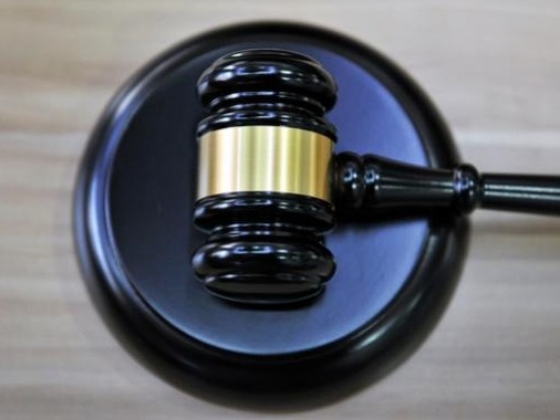 江西一事业单位报账员挪用近400万公款赌球，一审获刑十年