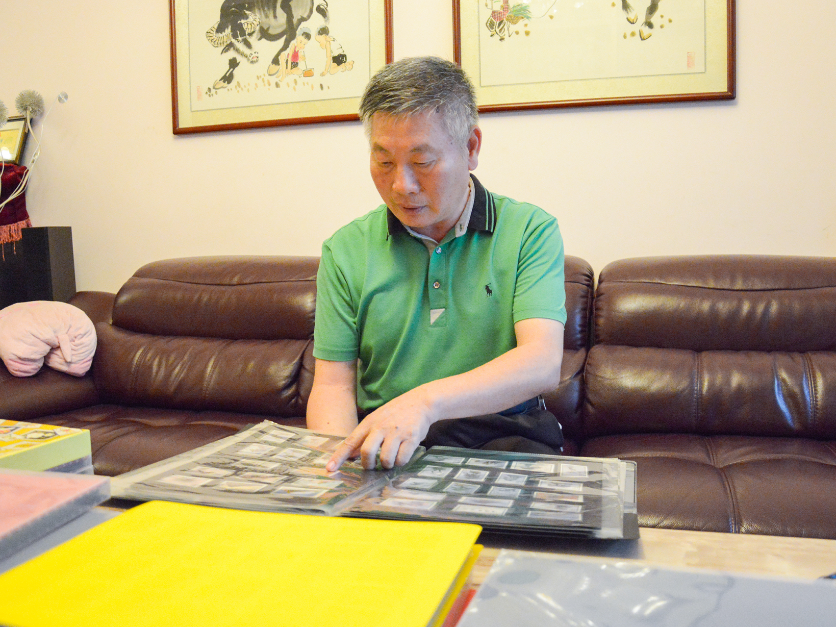 东莞退休校长收藏万多枚“火花”