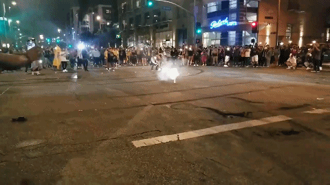 NBA球迷庆祝夺冠爆发冲突 警方朝人群发射催泪弹