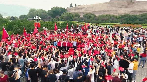 4000多名群众歌唱“我的祖国”，为新中国71岁华诞庆生 