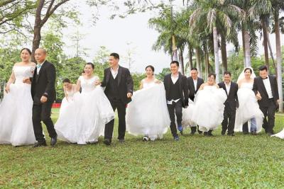 图片新闻 | 40对环卫工夫妻东湖公园拍婚纱照