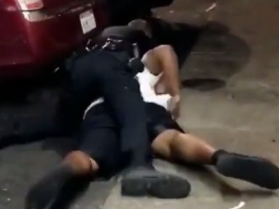 美国再发生警察击毙黑人事件 抗议者：解散警察！