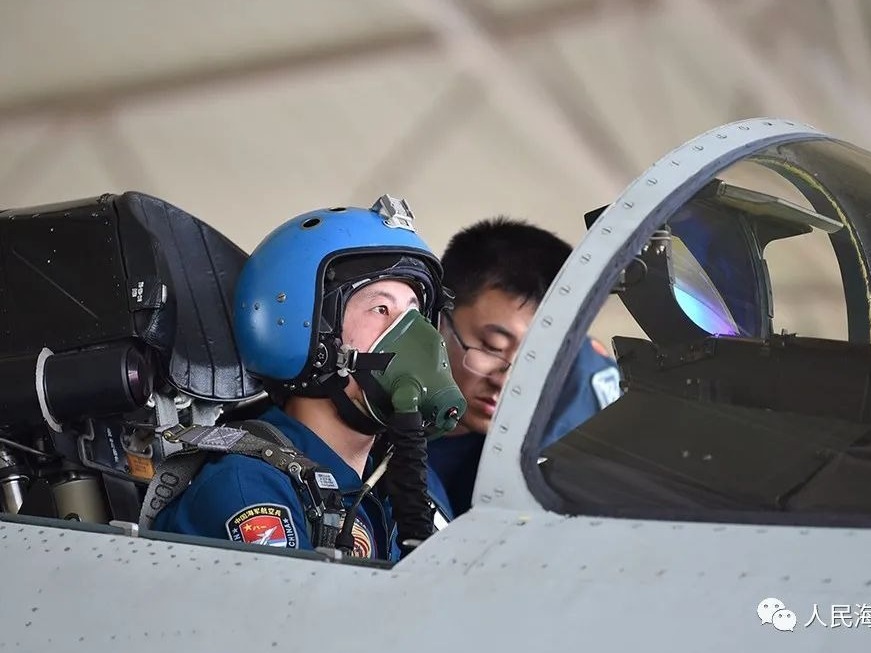 海军在南海海域开展空空导弹实射训练，发射导弹数十枚