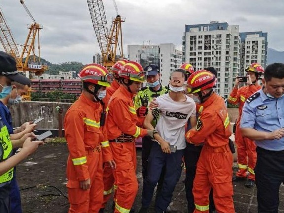 男子欲跳楼轻生 罗湖交警及时劝阻