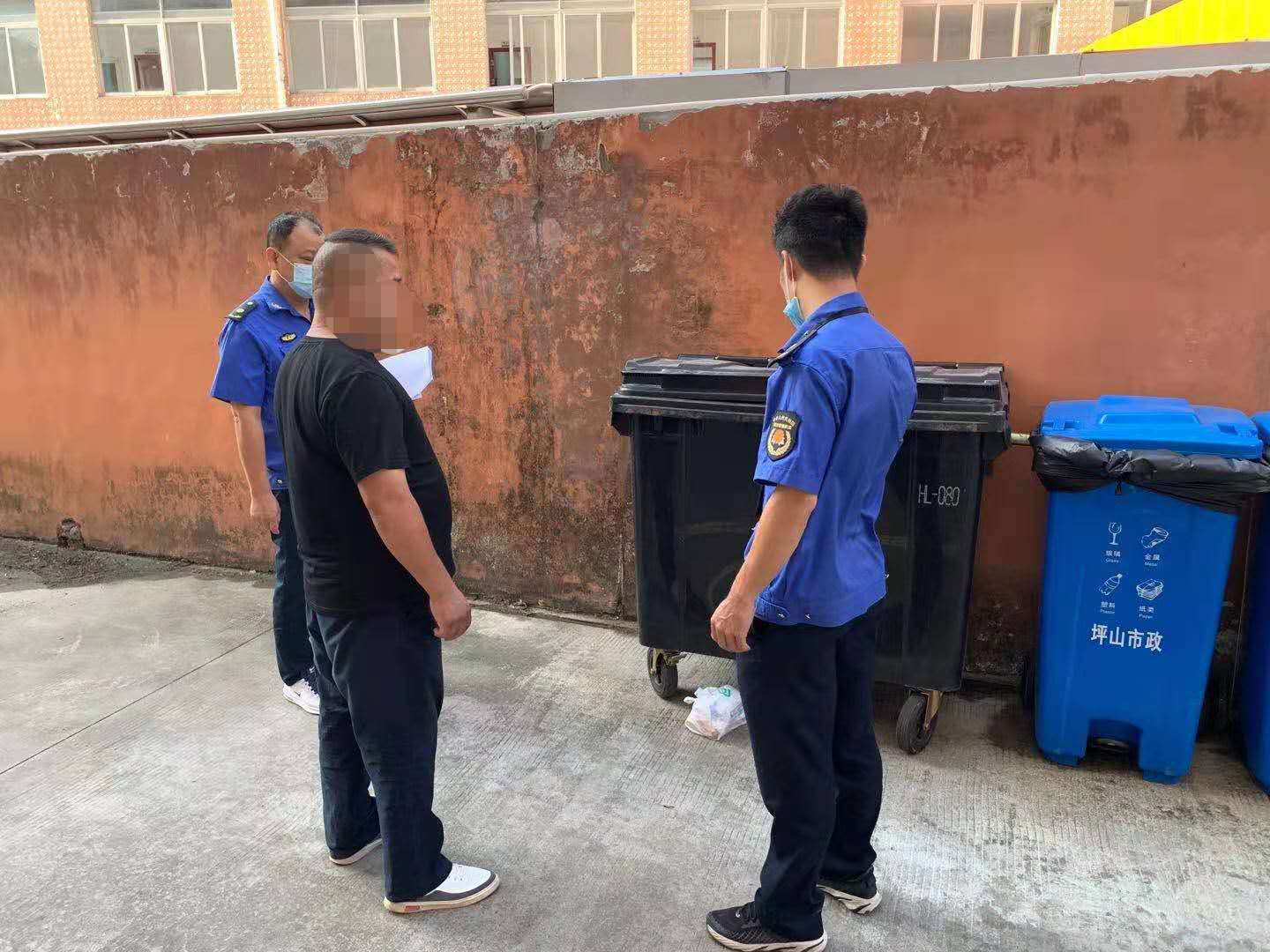 推动垃圾分类精细化，坪山以罚促管持续开展执法行动