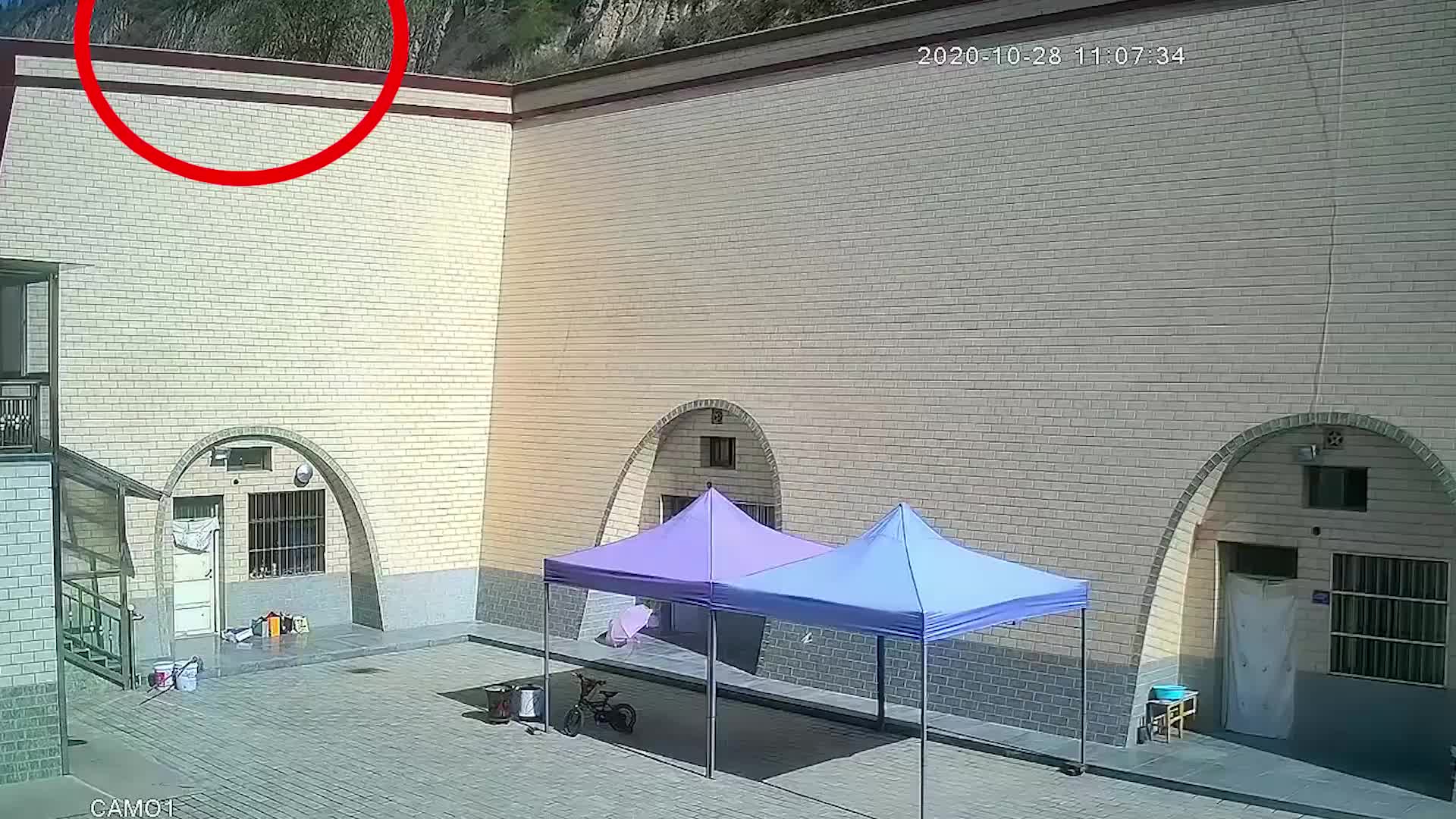 甘肃一载30人大巴车坠入农家院，警方通报：致13人受伤