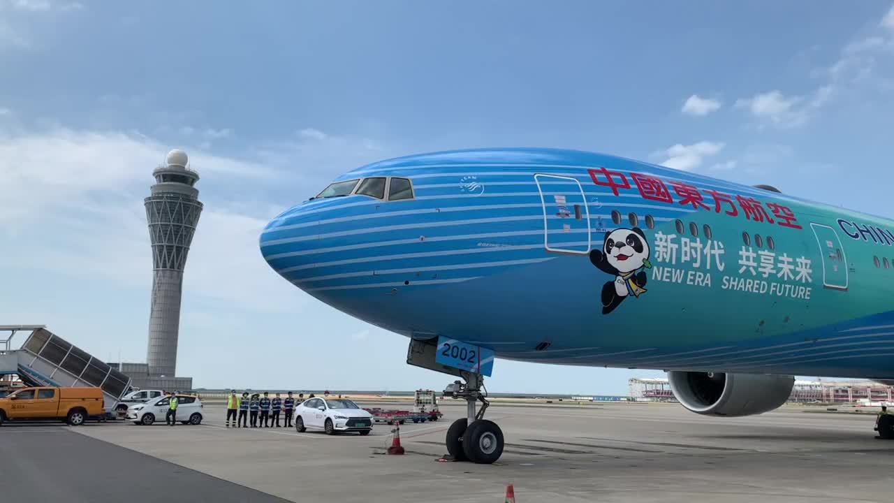 东航首架777彩绘机“进博号”首航深圳，已完成10万公里的国际旅程
