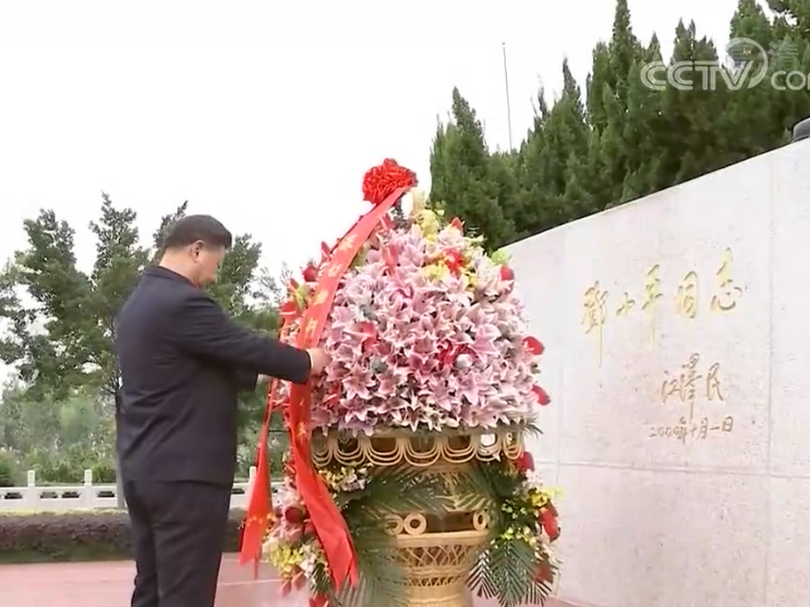 视频 | 习近平向深圳莲花山公园邓小平同志铜像敬献花篮