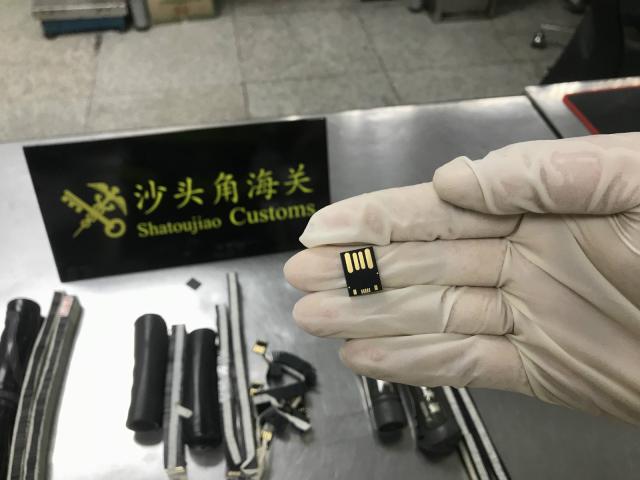 女子利用自行车把手夹藏数千张SD卡入境，被海关截获