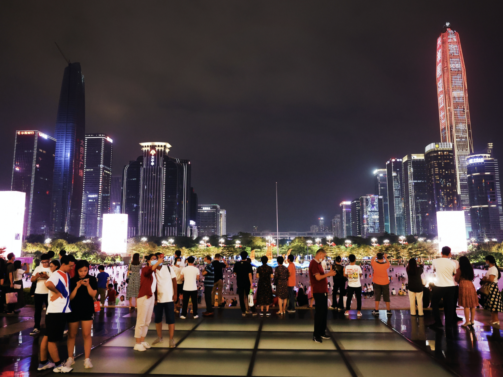 中秋国庆喜相逢 深圳地标建筑亮灯祝福祖国