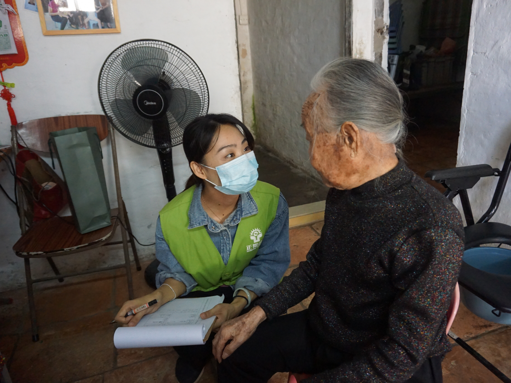 东莞虎门社医联动，上门为长者提供到家式医疗服务