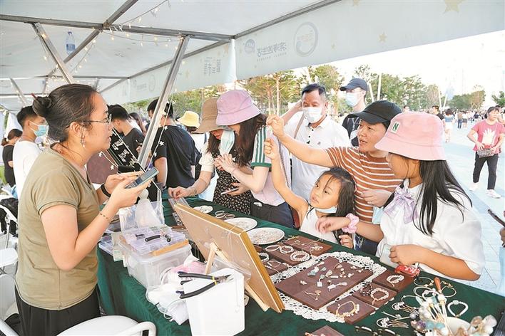 欢乐港湾滨海文化公园的繁星市集受到市民的欢迎