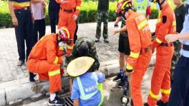 环卫女工被卡下水道“沙井盖”，民警消防员合力救出