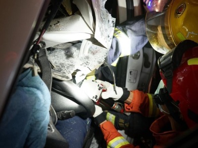 凌晨追尾货车司机被困高速路，深圳消防5分钟救人
