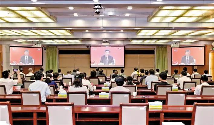 宝安社会各界收听收看深圳经济特区建立40周年庆祝大会