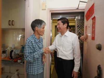 双节，骆惠宁走进劏房，看望香港市民