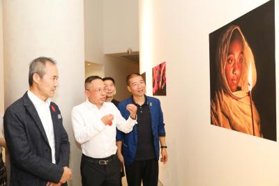 “点亮” —100名企业家摄影艺术作品展暨新书首发式在深圳开幕