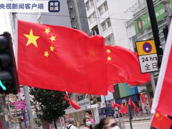 香港市民租红色观光巴士巡游贺国庆，社团街头派花灯月饼口罩 