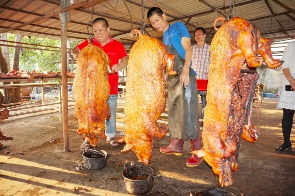 《楼村祥记烧金猪技艺》成就别样美味，皮脆肉嫩，金黄鲜香，回味无穷
