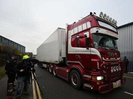 英国货车藏尸案开庭，2名男子被控39项杀人罪名