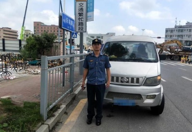 （龙岗）这些司机胆太大了！龙岗4天查获4辆“移动炸弹”