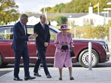 英国女王在疫情暴发数月后首次参加公共活动，未佩戴口罩