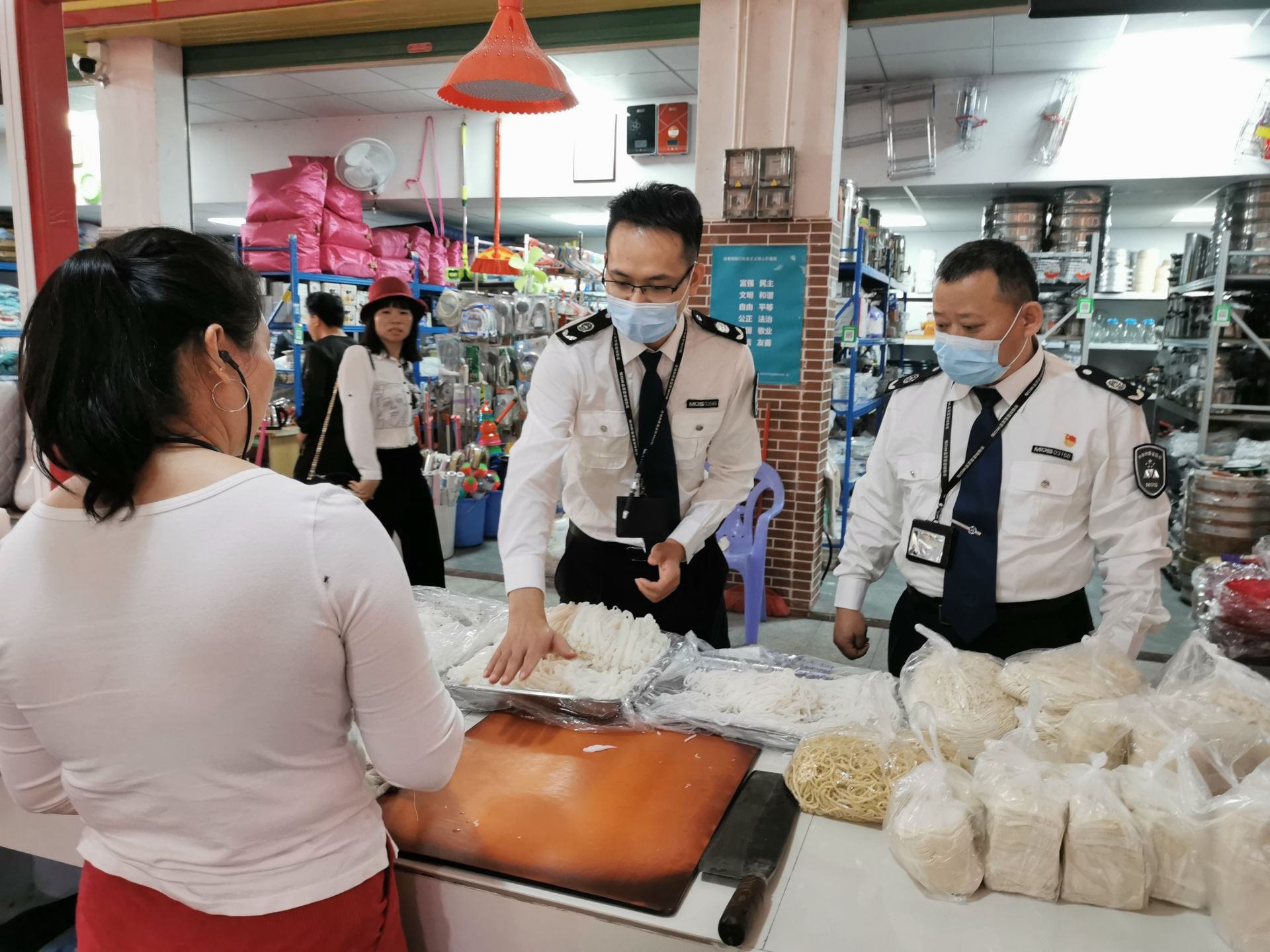 “湿粉统一查” 市场监管执法在行动