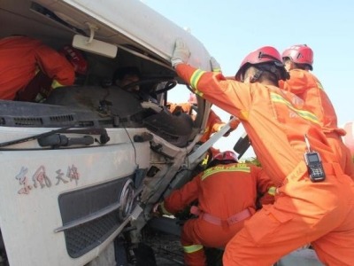 广深高速油罐车追尾司机被困，深圳消防紧急救援