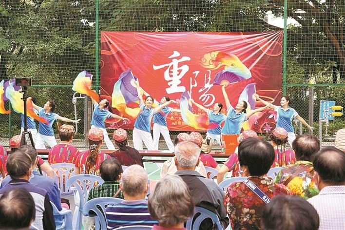 松园社区：老年人联欢 舞姿更漂亮