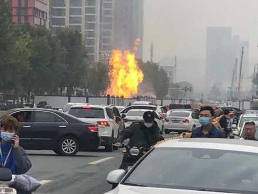 武昌通报：友谊大道快速路改造施工挖断天然气管道引起燃烧