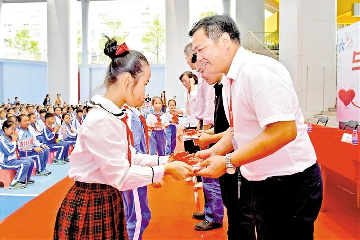 这是一份来自500多名黄埔小学生的“感恩礼”  