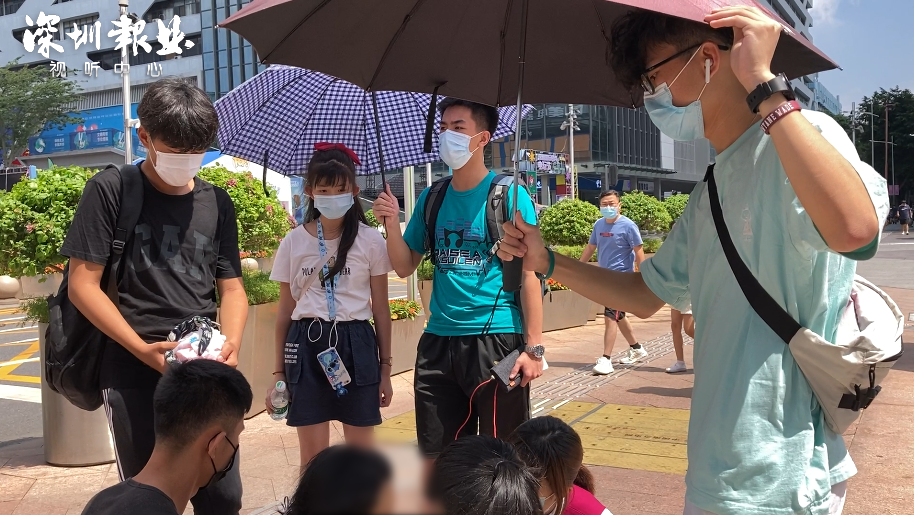 深圳一女子晕倒在路边，三名小伙默默为她撑伞喊救援