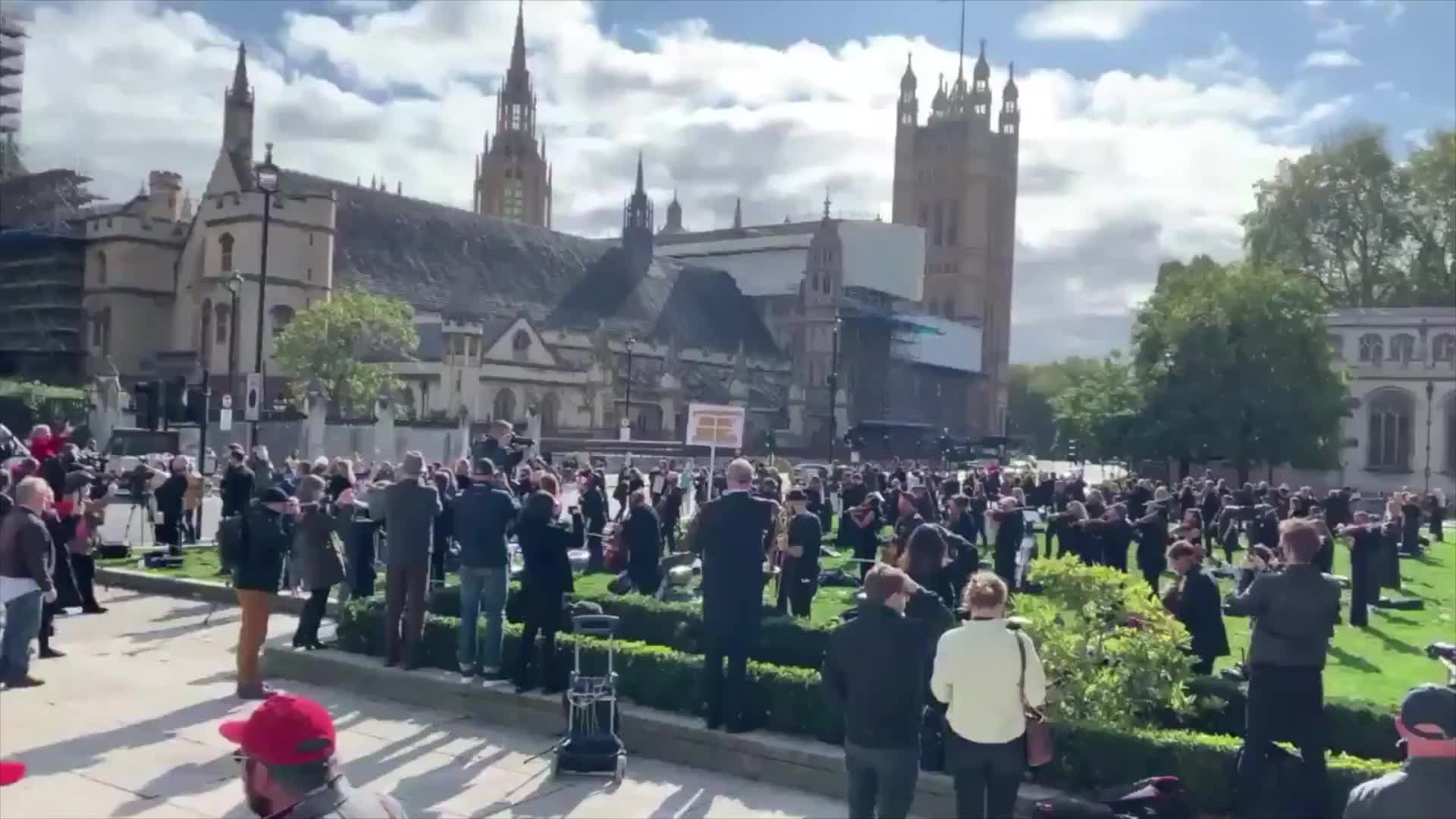 收入骤减！英国数百音乐家演奏示威