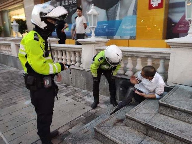 男子节醉卧街头，路过市民发现后向警方求助