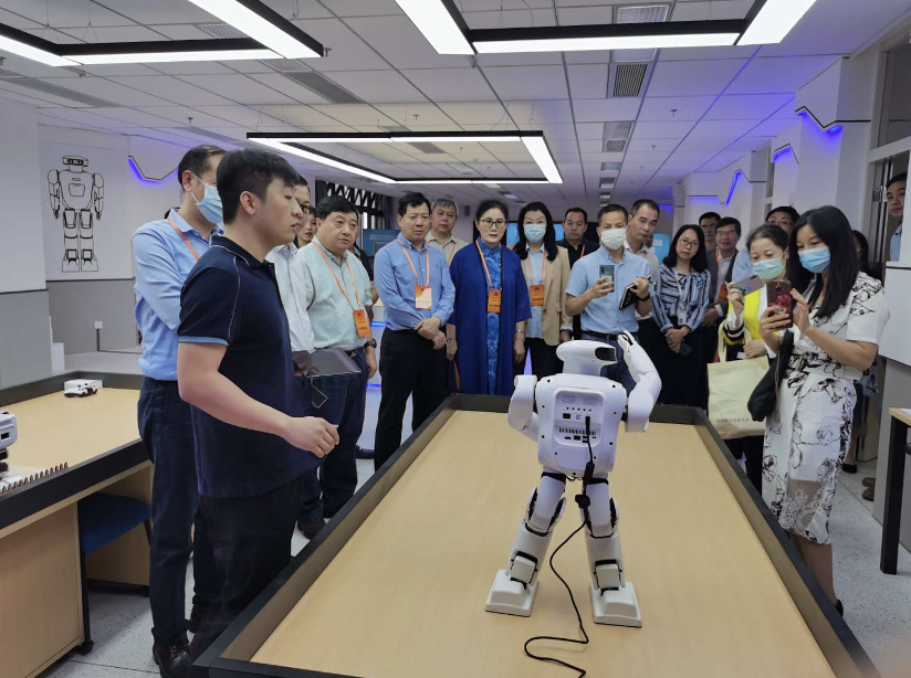 委员建议：学校建设进度每年向公众报告，哪个部门拖后腿一目了然