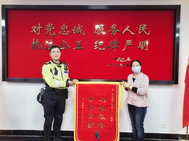 罗湖交警开辟绿色通道及时挽救生命市民心怀感激送锦旗