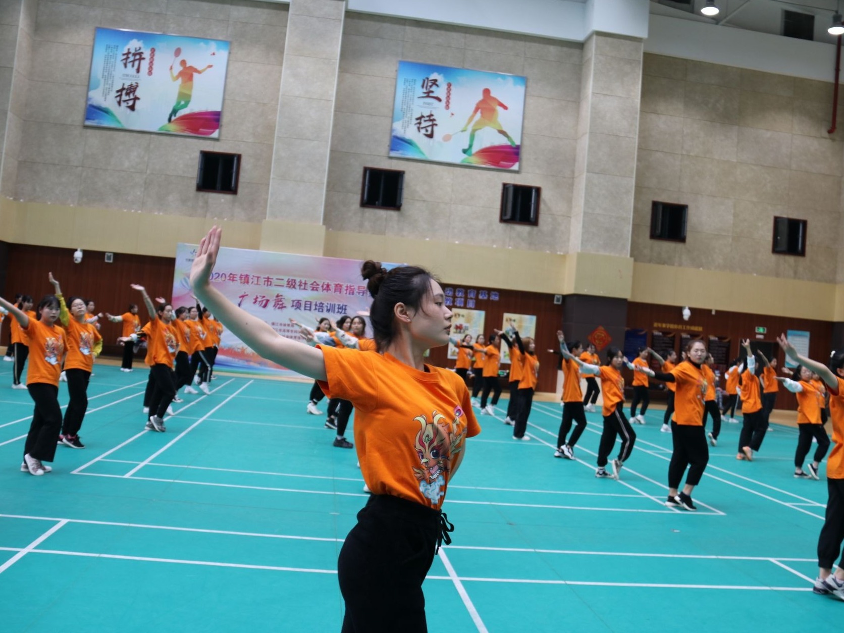 高校开广场舞课名额被抢光，毕业后或可教“大妈”跳广场舞
