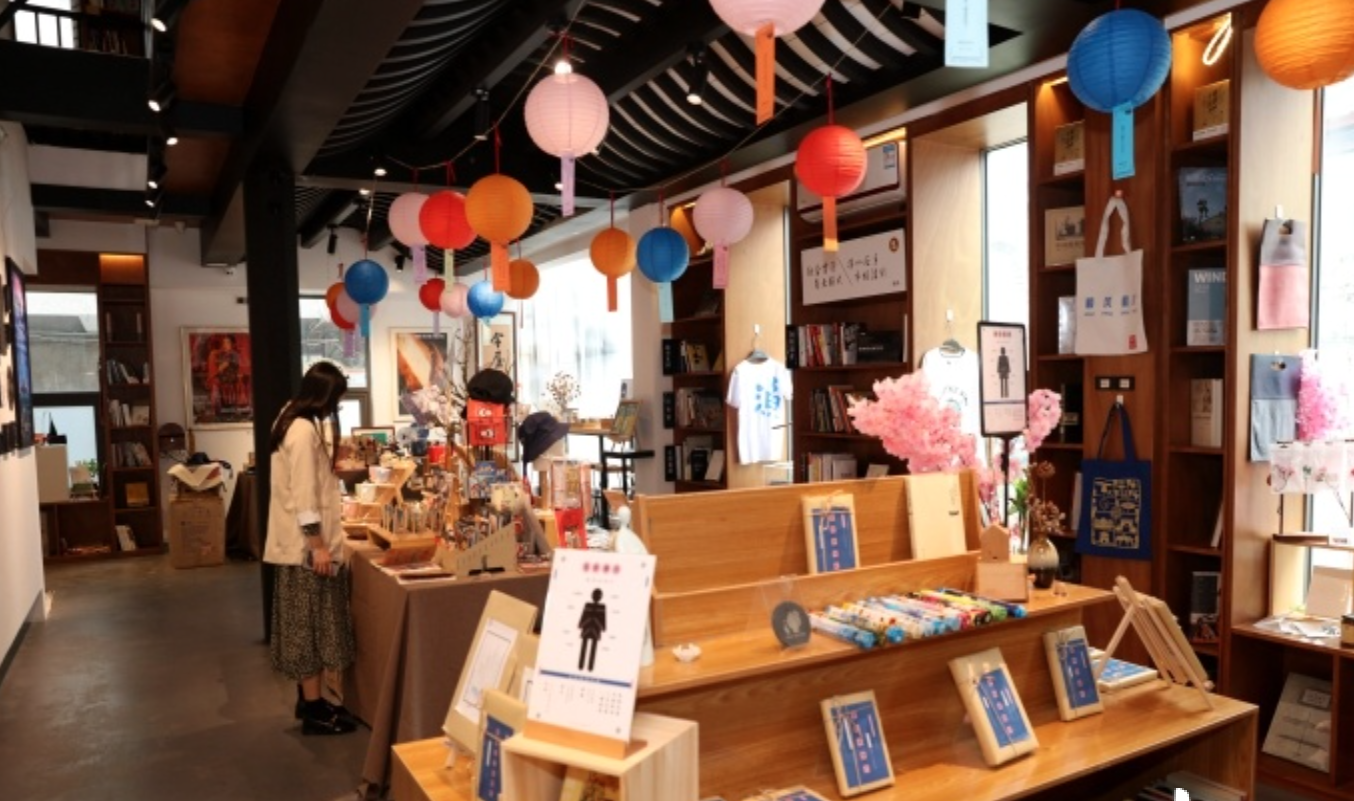 今屋文创书店粤书吧以书店为基础，汇聚了佛山多样的文创产品。