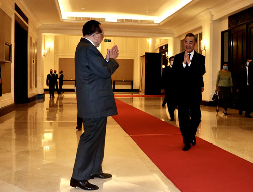 王毅会见柬埔寨副首相贺南洪，中柬即将签署首份双边自贸协定