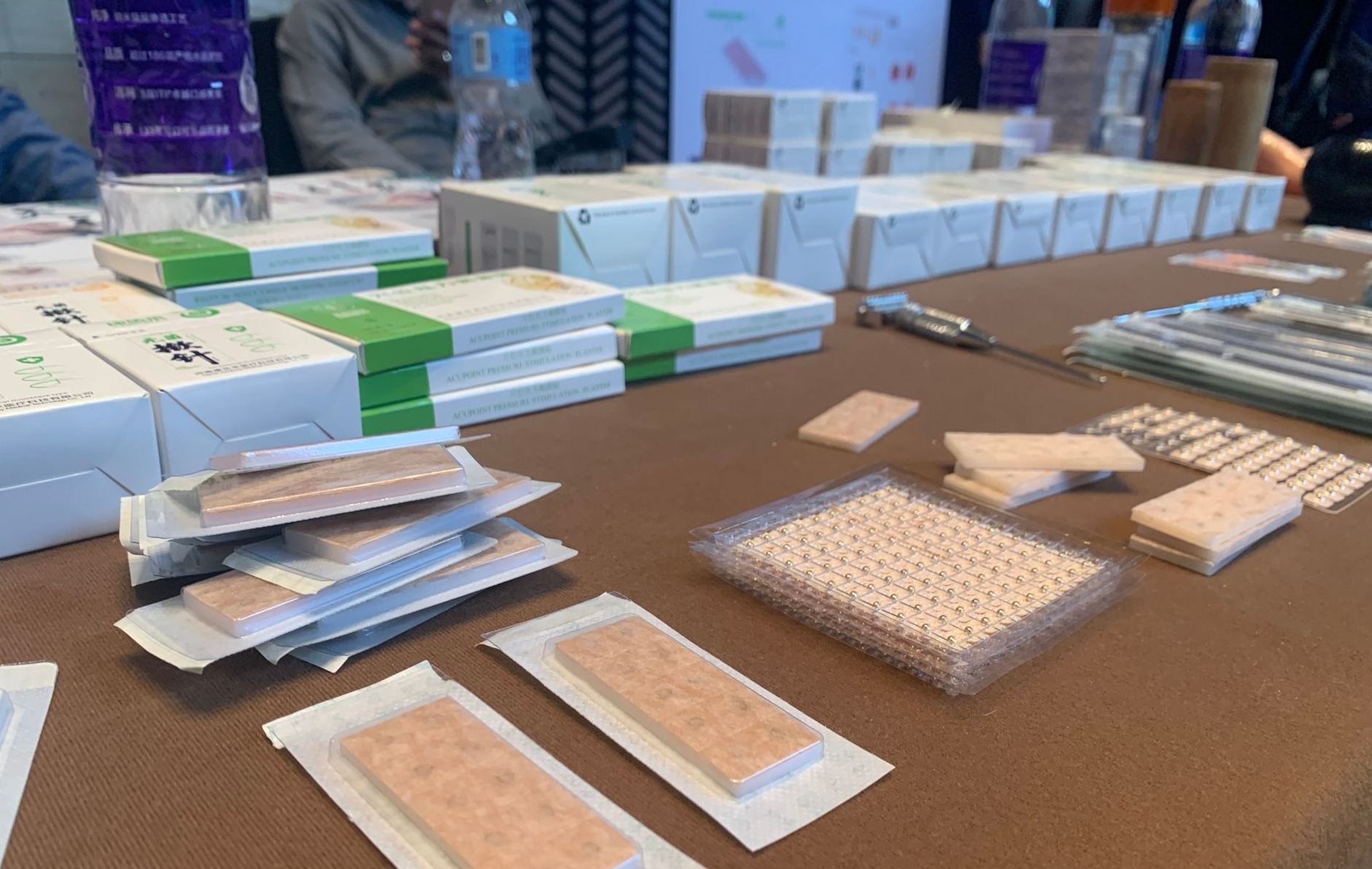 活动现场，诸多参展企业带来耳穴诊疗设备。王蓓蓓 摄