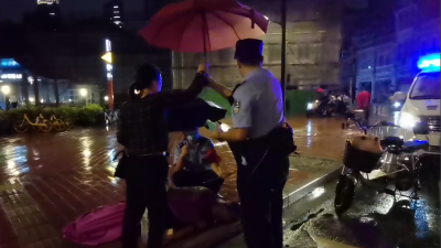 老伯雨夜中不慎摔倒，民警与热心群众共同撑起守护之伞