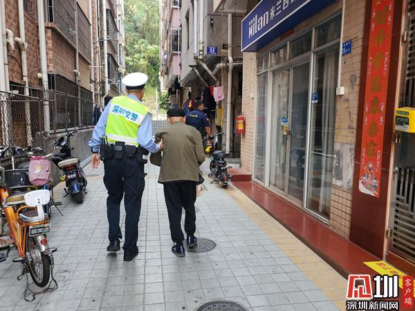 八旬老人逛公园迷路 罗湖交警护送回家