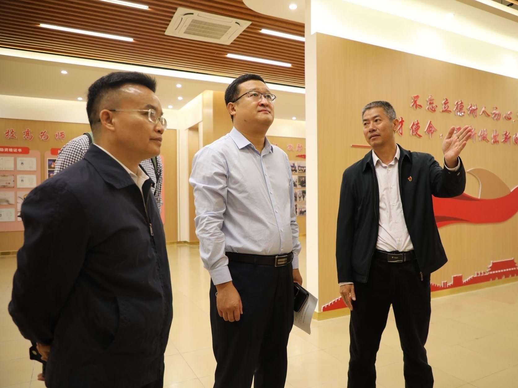 华强职校赴广西百色开展专业共建帮扶工作  