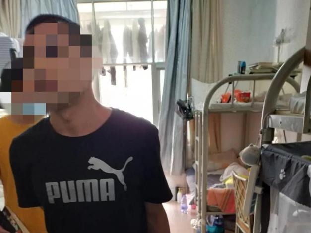 深圳男子将一万元夹在书中，翻开后却发现钱变成了白纸
