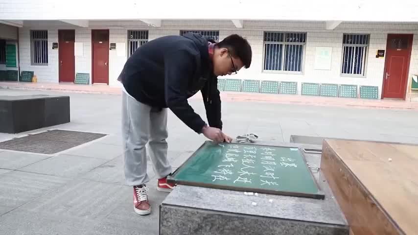 惊艳！大三师范生粉笔字宛如印刷体，同学：赏心悦目
