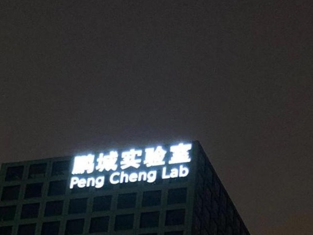 广告牌灯光直射居民家中光线刺眼影响休息 有关物业：已调整光照亮度和时间